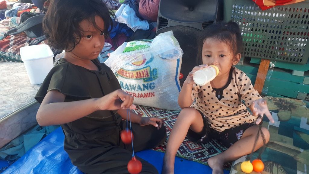  Anak-anak yang tinggal di tenda warga Kampung Susun Bayam di area Jakarta International Stadium, Tanjung Priok, Jakarta Utara, Kamis (26/1/2023).