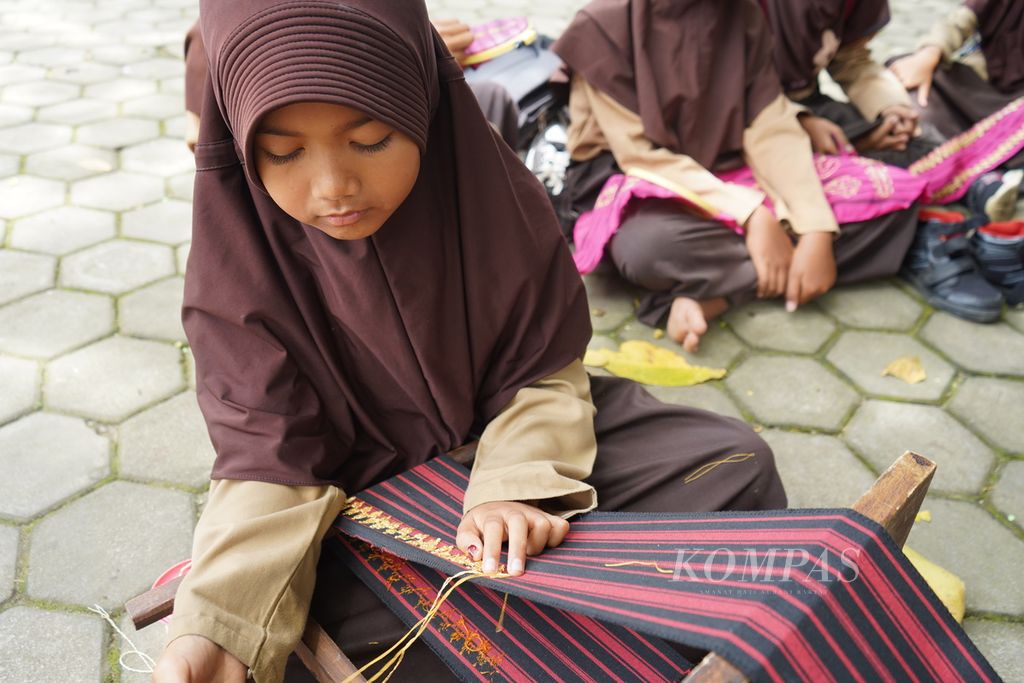 Seorang siswa SDN 1 Kertosari, Kecamatan Tanjung Sari, Kabupaten Lampung Selatan, Lampung, sedang membuat tapis pada Sabtu (26/11/2022).