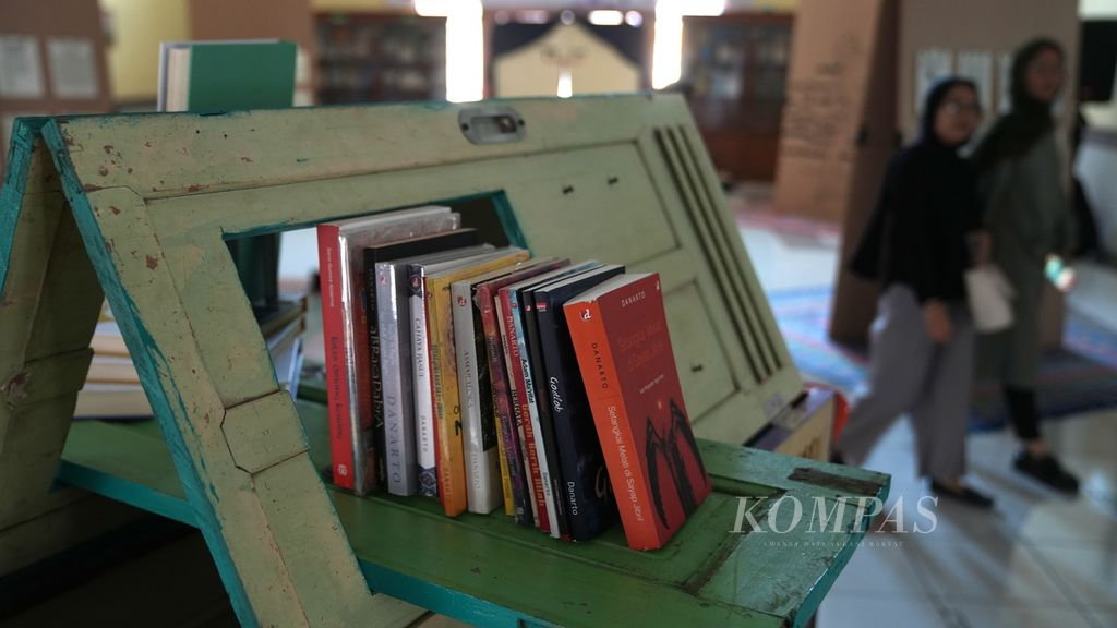 Buku-buku yang dipajang di Taman Bacaan Danarto yang menjadi rangkaian Pekan Kebudayaan Nasional 2023 di lobi timur Fakultas Ilmu Tarbiyah dan Keguruan UIN Syarif Hidayatullah Jakarta di Tangerang Selatan, Banten, Selasa (24/10/2023). 