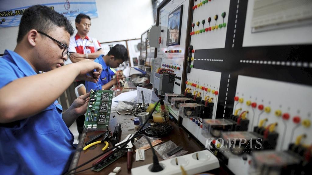 Siswa sekolah menengah kejuruan menyelesaikan pembuatan jam digital saat mengikuti lomba kompetensi siswa bidang elektronika di SMK Negeri 26 Jakarta, Selasa (25/10/2016). Lomba ini diharapkan menjadi salah satu upaya meningkatkan kemampuan atau kemahiran siswa.