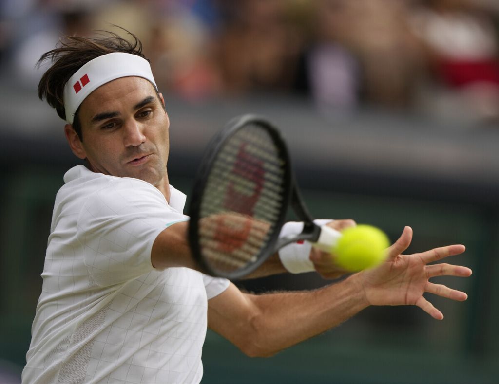 Dokumentasi 2021 ini memperlihatkan petenis Swiss, Roger Federer, memukul bola saat menghadapi Cameron Norrie (Inggris) pada laga Wimbledon 2021 di London, Inggris. Pada Kamis, (15/9/2022), Federer menyatakan akan segera pensiun.