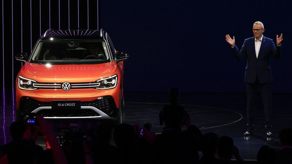 Stephan Wollenstein, CEO Volkswagen Group China, memperkenalkan SUV ID 6 pada hari pertama pameran otomotif Shanghai Auto Show di Shanghai, China, Senin (19/4/2021). Pameran otomotif ini terlaksana setelah masalah pandemi Covid- 19 dapat tertangani dengan baik di China.