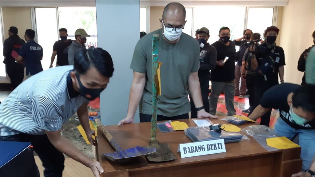 Polisi menempatkan meja berisi barang bukti kasus pembunuhan dan mutilasi RHW, seorang manajer perusahaan swasta, oleh DAF dan LAS, Kamis (17/9/2020), di Jakarta.