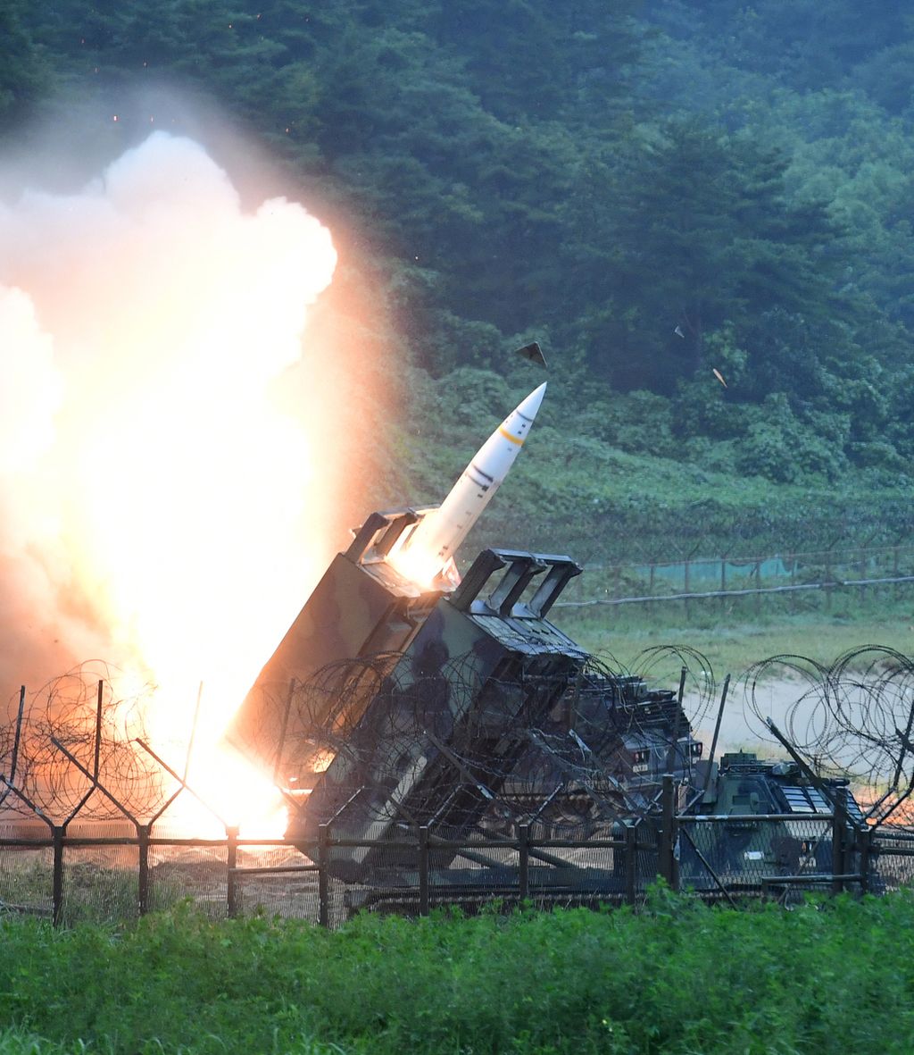 Militer Korea Selatan menguji coba Sistem Rudal Taktis Angkatan Darat (ATACMS) buatan Amerika Serikat yang ditembakkan ke Laut Timur, 29 Juli 2017. Foto diedarkan Kementerian Pertahanan Korsel.