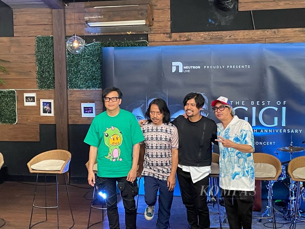 Band Gigi dalam jumpa pers, Rabu (1/2/2023), di kawasan Kemang, Jakarta Selatan. Dari kiri: Armand Maulana (vokal), Dewa Budjana (gitar), Gusti Hendy (drum), dan Thomas Ramdhan (bas).