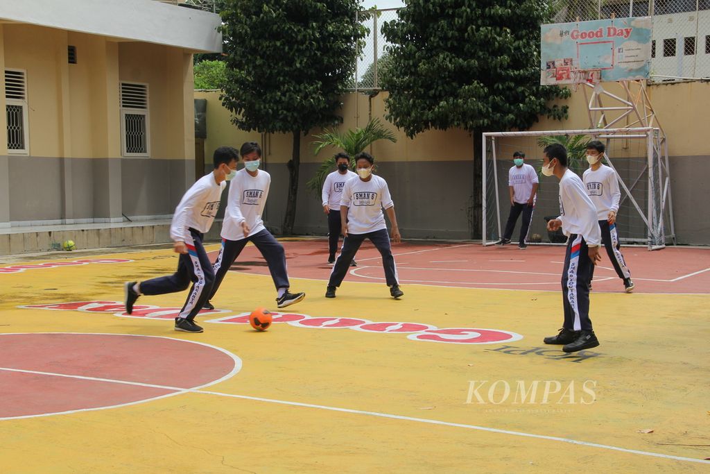 Sejumlah pelajar mengikuti pelajaran olahraga dalam pembelajaran tatap muka di SMAN 6 Yogyakarta, Kota Yogyakarta, Daerah Istimewa Yogyakarta, Senin (10/1/2022). 