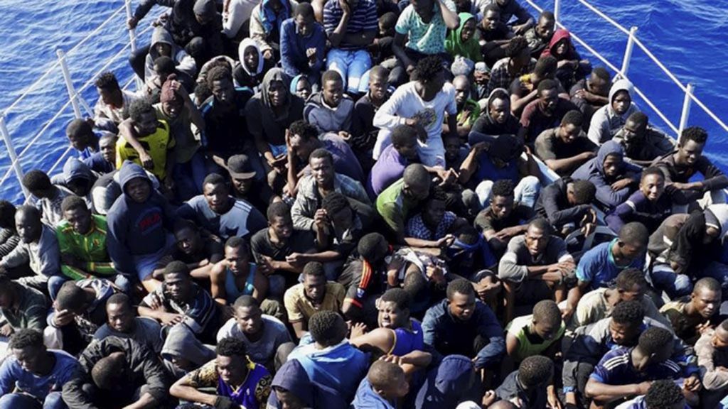 Foto yang diambil pada Minggu (24/6/2018) menunjukkan migran asal Afrika duduk di geladak kapal yang tengah melintasi Laut Tengah. Mereka diselamatkan oleh penjaga pantai Libya dan diturunkan di bagian timur Tripoli untuk diperiksa. Saat berlayar ke Eropa, ratusan migran itu menggunakan perahu.