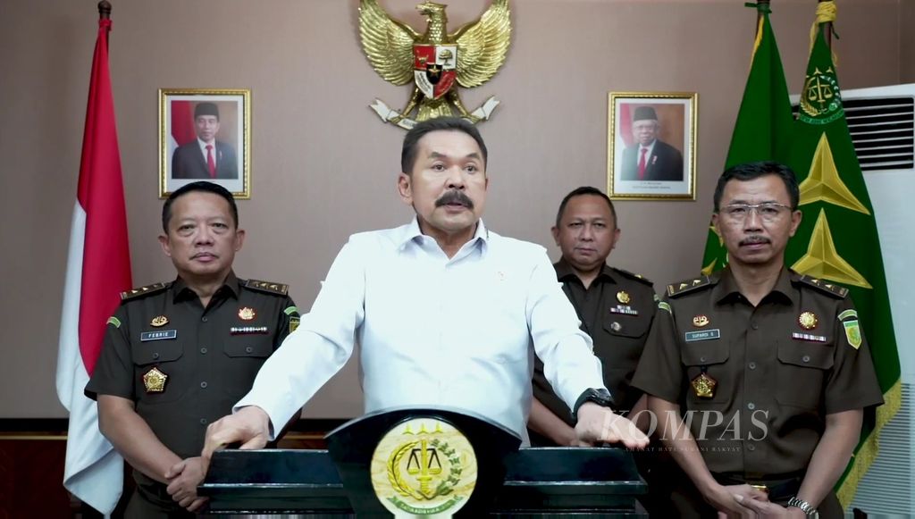 Jaksa Agung Sanitiar Burhanuddin dalam jumpa pers virtual, Senin (1/8/2022), menyampaikan, penyidik Kejaksaan Agung menetapkan 2 tersangka dalam perkara dugaan korupsi dan pencucian uang PT Duta Palma Group.