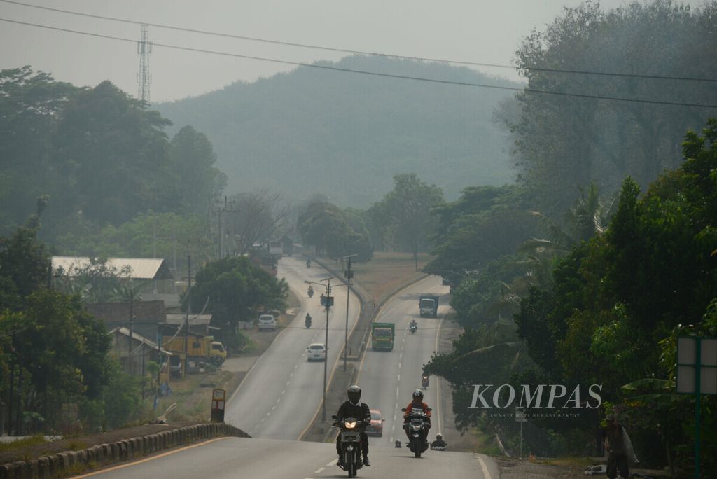 Jalur pantura dengan kawasan hutan jati yang dikenal dengan Alas Roban di Kabupaten Batang, Jawa Tengah, Senin (21/9/2020). 