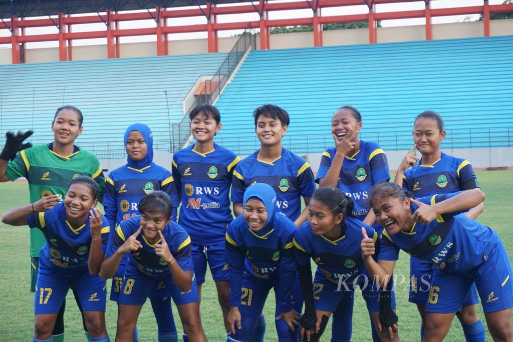 Tim sepak bola putri Jawa Barat melakukan uji coba di Stadion Moch Soebroto, Kota Magelang, Kamis (19/10/2023), untuk babak kualifikasi PON XXI Aceh-Sumatera Utara 2024 mulai Senin (23/10/2023). Ajang ini menjadi penyelamat bagi pesepak bola putri di tengah ketiadaan kompetisi reguler antarklub.