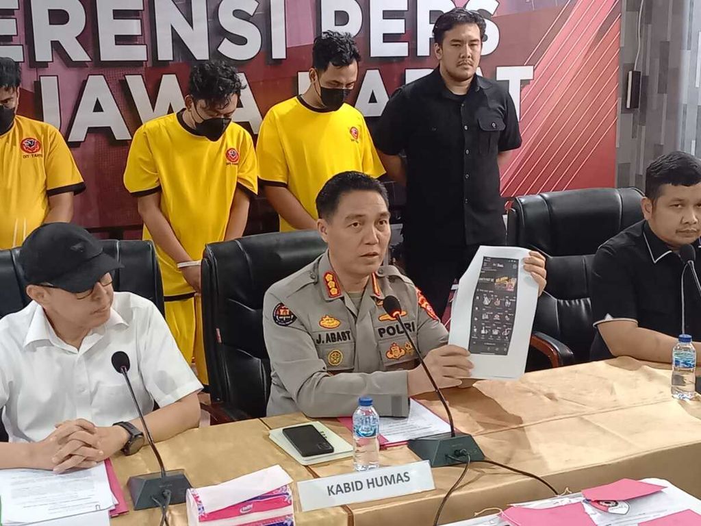 Kepala Bidang Humas Polda Jawa Barat, Komisaris Besar Jules Abast memimpin konferensi pers penangkapan empat pelaku judi <i>online </i>di Bandung, Jawa Barat, Kamis (27/6/2024).