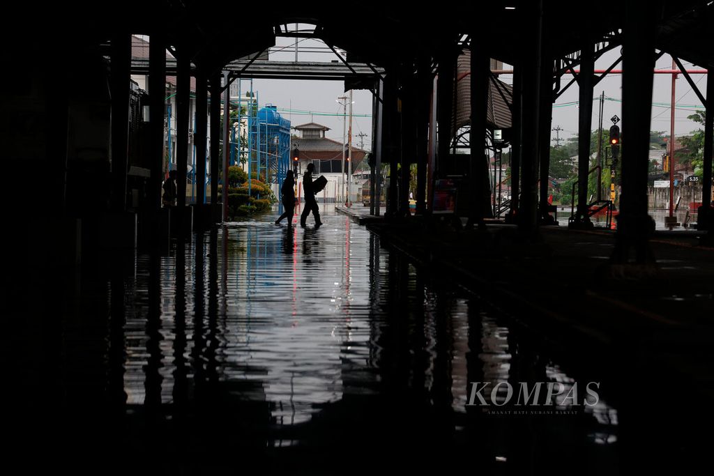 Jalur rel kereta api yang terendam banjir hingga tidak dapat dilalui secara aman untuk mengangkut penumpang di Stasiun Tawang, Kota Semarang, Jawa Tengah, Kamis (14/3/2024). 