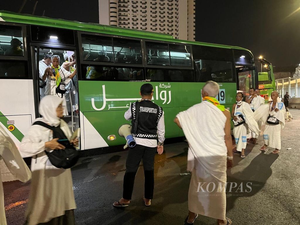 A fleet of shalawat buses is preparing to take Indonesian hajj pilgrims at the terminal of the Masjidil Haram complex in Mecca, Saudi Arabia, on Wednesday (22/5/2024) night. The shalawat buses serve Indonesian hajj pilgrims 24 hours a day, every day, to facilitate their mobility from hotels to Masjidil Haram.
