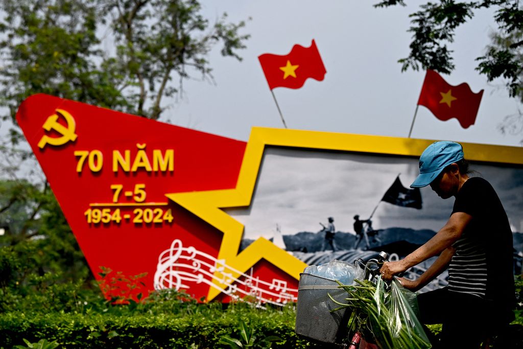 Tugu peringatan kemenangan Vietnam dalam perang melawan Perancis terlihat di Hanoi pada Kamis (25/4/2024).