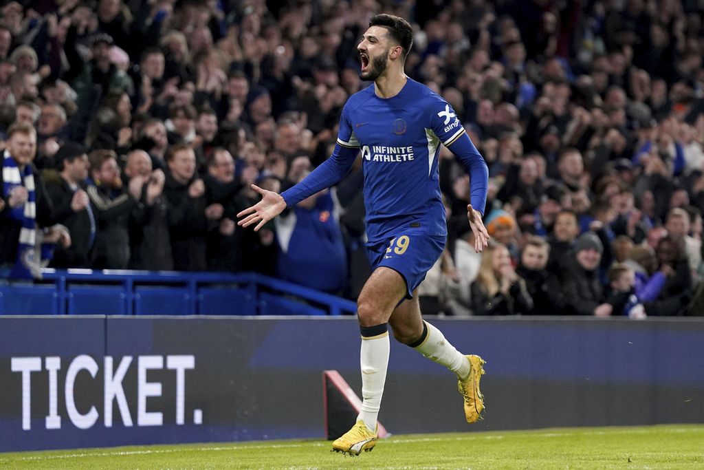 Penyerang Chelsea, Armando Broja, merayakan gol yang dicetaknya dalam pertandingan babak ketiga Piala FA antara Chelsea dan Preston North End di Stadion Stamford Bridge, London, Minggu (7/1/2024) dini hari WIB. Chelsea menang 4-0.