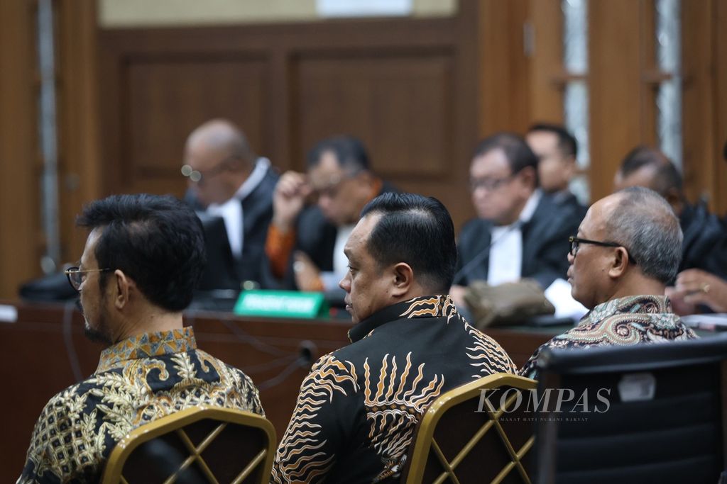 Terdakwa bekas menteri pertanian, Syahrul Yasin Limpo, bersama bekas direktur alat dan mesin pertanian Muhammad Hatta, dan bekas sekretaris jenderal Kementerian Pertanian, Kasdi Subagyono (kiri ke kanan), mendengarkan pembacaan dakwaan di Pengadilan Tindak Pidana Korupsi Jakarta, Rabu (28/2/2024).