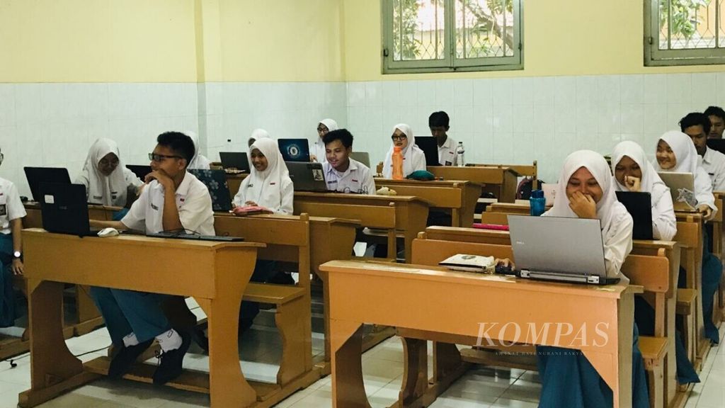 Ilustrasi. Siswa SMAN 2 Surabaya, Jawa Timur, mengikuti ujian sekolah berbasis komputer, Senin (4/3/2019).