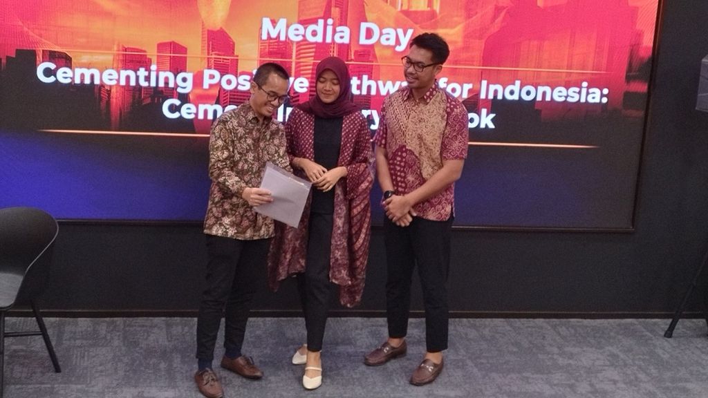 Para pembicara dalam acara Media Day: June 2023 bertajuk Cement Industry Outlook will Build Positive Pathway for IHSG yang diadakan oleh Mirae Asset Sekuritas, di Jakarta, Kamis (8/6/2023).
