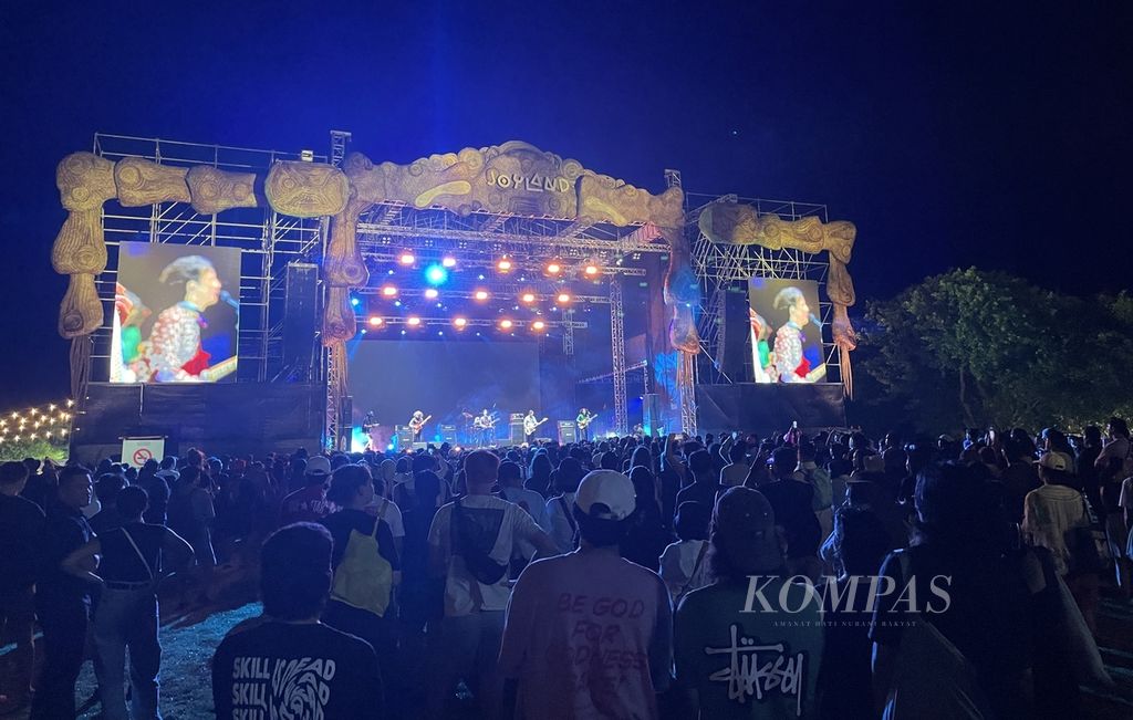 Penonton mengerumuni panggung utama festival Joyland 2024 edisi Bali ketika band rock The Sigit tampil di hari pertama, Jumat (1/3/2024).