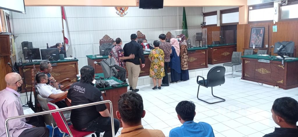 Sidang gugatan perdata korban tragedi Kanjuruhan mulai digelar di Pengadilan Negeri Malang, Selasa (10/1/2023). Oleh karena hanya hadir dua dari delapan tergugat, majelis hakim pun menunda sidang selama dua minggu.