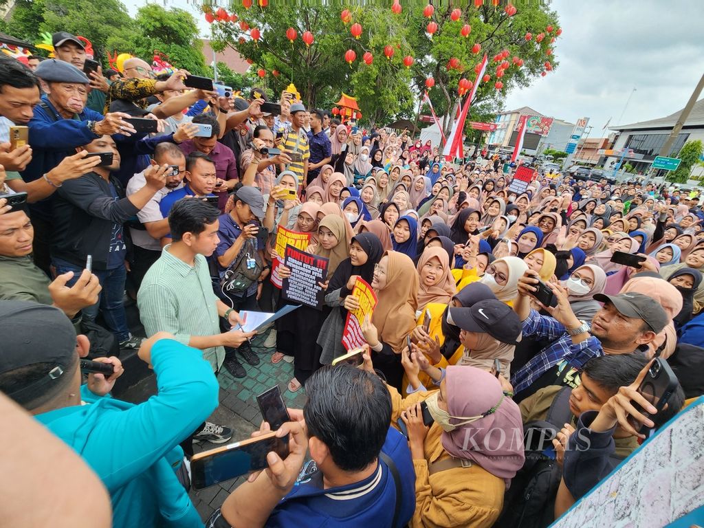 Calon wakil presiden nomor urut 2, Gibran Rakabuming Raka, menemui massa yang menggelar unjuk rasa di Balai Kota Surakarta, Jawa Tengah, Selasa (6/2/2024). Ini pertama kalinya Gibran melakukan aksi semacam itu sejak menjabat sebagai Wali Kota Surakarta sejak 2021 lalu. 