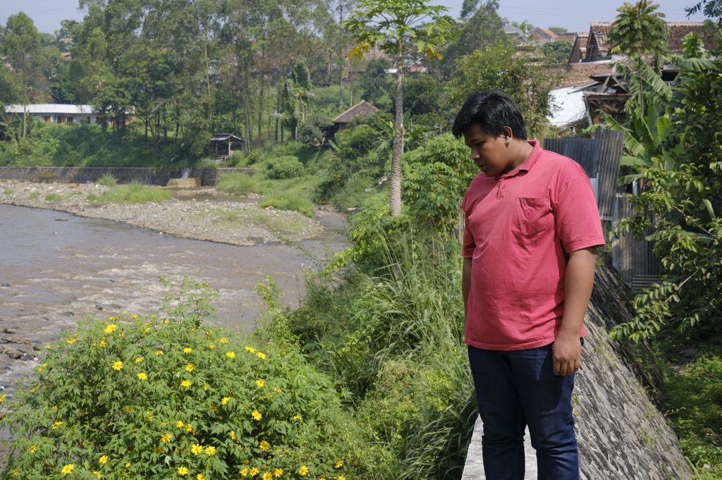 Bayu Prayoga (23) melihat kembali lokasi bekas bencana banjir bandang di Majalaya, Kabupaten Bandung, yang pernah terjadi pada September 2016. Bayu adalah seorang penyintas dari banjir bandang yang menewaskan 34 orang serta menyebabkan 19 orang hilang.
