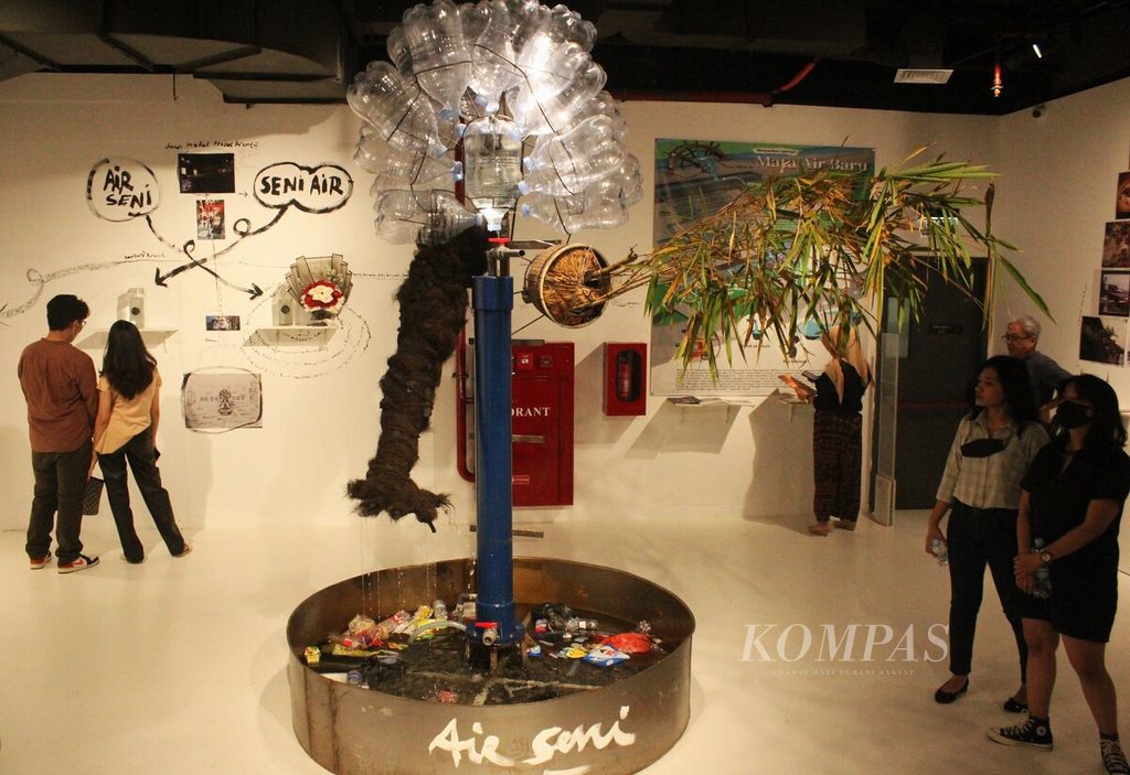 Seni instalasi karya Tisna Sanjaya ditampilkan dalam  pameran Distrik Seni x Sarinah seri kedua bertema ”Berkelanjutan” di Jakarta, Jumat (9/9/2022). Pameran ini menampilkan seratusan karya dari 30 individu dan kolektif seniman.