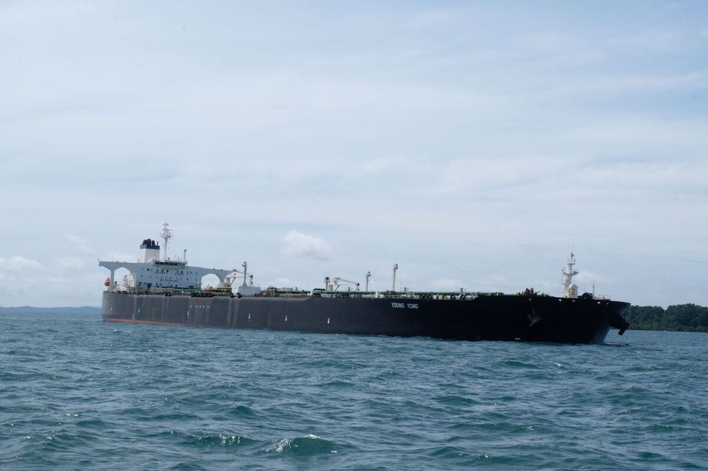 Kapal tanker MT Young Yong berbendera Djibouti kandas di perairan dekat Pulau Takong Kecil, Batam, Kepulauan Riau, Rabu (26/10/2022).
