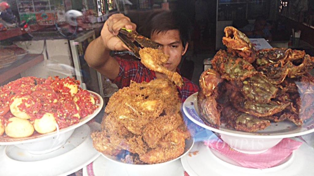 Pegawai sebuah warung makan di kawasan Rawa Belong, Jakarta, melayani pembeli, Senin (18/5/2017). Kebiasaan makan yang tidak sehat dapat menjadi salah satu penyebab penyakit mematikan, seperti jantung koroner dan stroke.