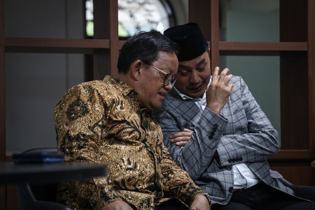 Ketua DPP Partai Nasdem Sugeng Suparwoto (kiri) berbincang dengan Ketua DPP Partai Nasdem Willy Aditya (kanan) saat konferensi pers di Jakarta, Jumat (5/5/2023).