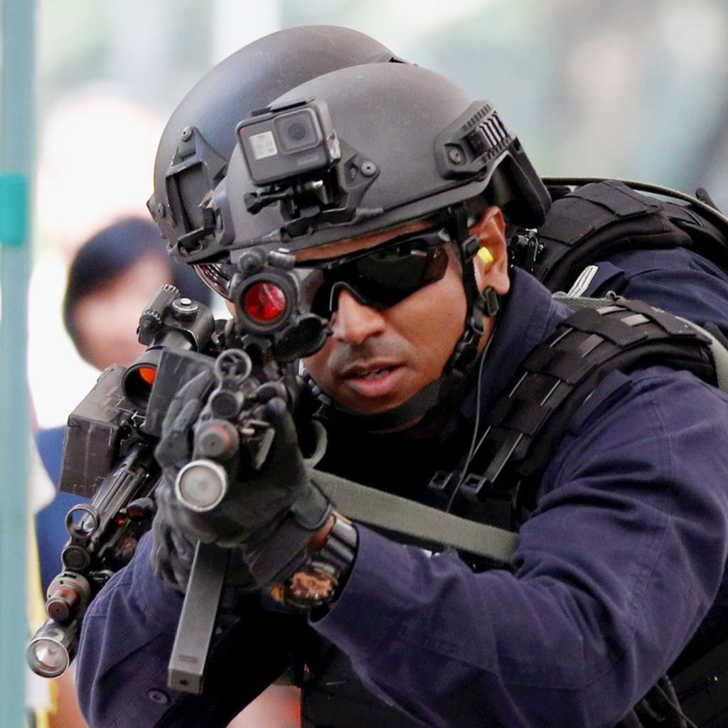 Aparat kepolisian Singapura ambil bagian dalam unjuk kepiawaian menangkal serangan bersenjata di sebuah kompleks permukiman di Singapura, 10 Desember 2017. 