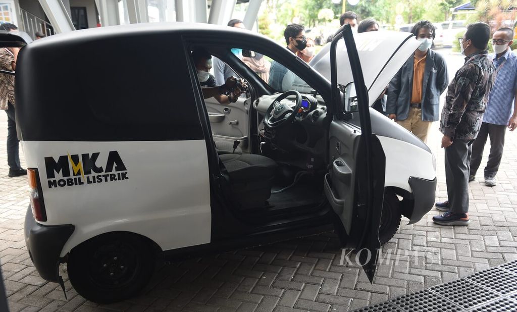 Mobil listrik karya dosen dan mahasiswa Universitas Dinamika dipamerkan saat kunjungan Direktorat Pengukuran Indikator Riset, Teknologi, dan Inovasi Badan Riset dan Inovasi Nasional (BRIN) di Kota Surabaya, Jawa Timur, Rabu (21/9/2022). 