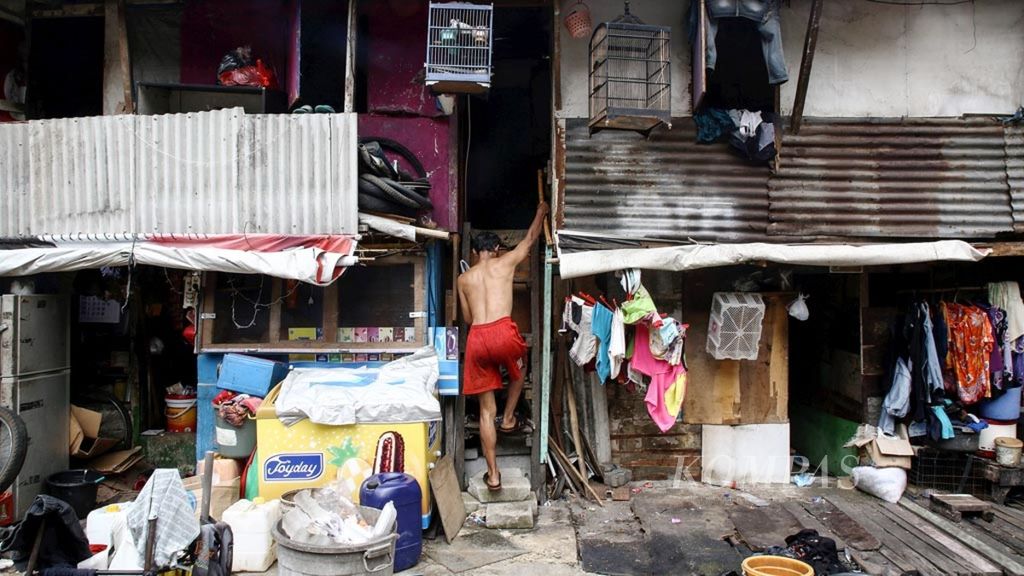Aktivitas warga yang tinggal di pinggir rel di kawasan Petamburan, Tanah Abang, Jakarta Pusat, Selasa (15/1/2019). Badan Pusat Statistik merilis data jumlah penduduk miskin pada September 2018 sebesar 25,67 juta orang, menurun 0,28 juta orang terhadap Maret 2018 dan menurun 0,91 juta orang terhadap September 2017.