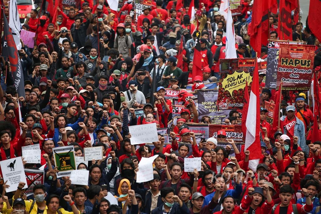 Ribuan buruh dan mahasiswa berunjuk rasa memperingati Hari Sumpah Pemuda di kawasan Patung Kuda Arjuna Wijaya, Jakarta, Senin (28/10/2019). Mereka menuntut revisi UU KPK dan menolak RUU KUHP. Demonstrasi berjalan tertib. 