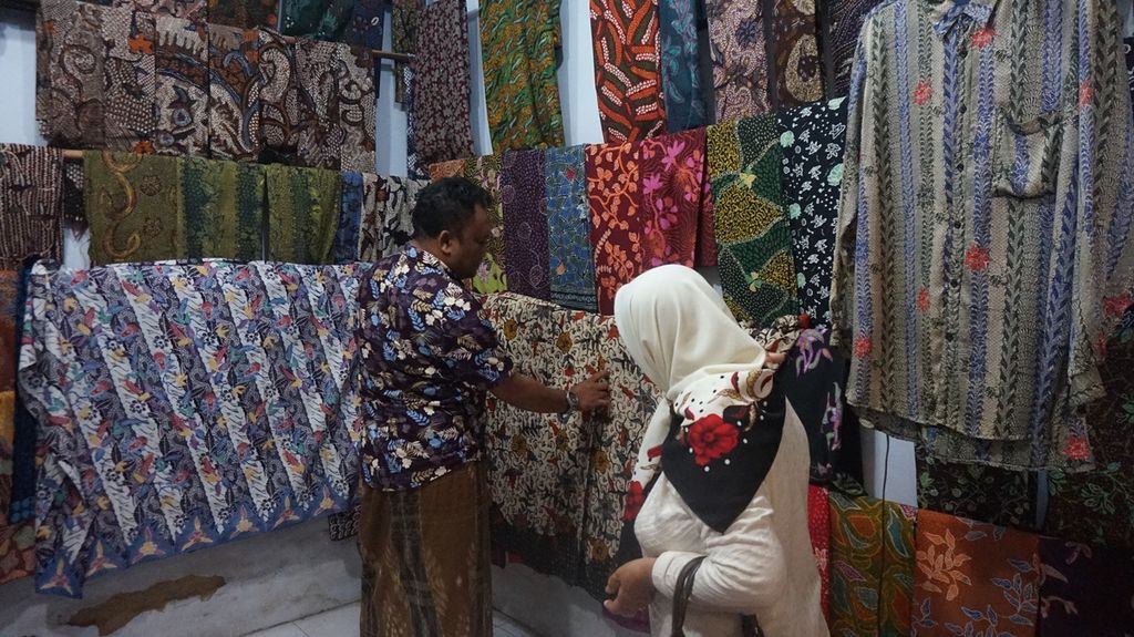 Suasana di salah satu kios batik tulis di Pasar 17 Agustus Pamekasan, Pulau Madura, Jawa Timur, yang menjadi sentra dagang batik tulis terbesar. Hari utama perdagangan batik di Pasar 17 Agustus ialah Kamis dan Minggu.