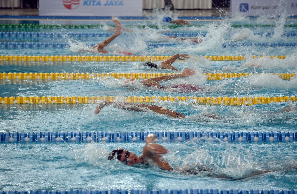 Aksi peserta renang 50 meter gaya bebas putri dalam hari ketiga Festival Akuatik Indonesia 2023 di Stadion Akuatik Senayan, Jakarta, Senin (12/6/2023). 