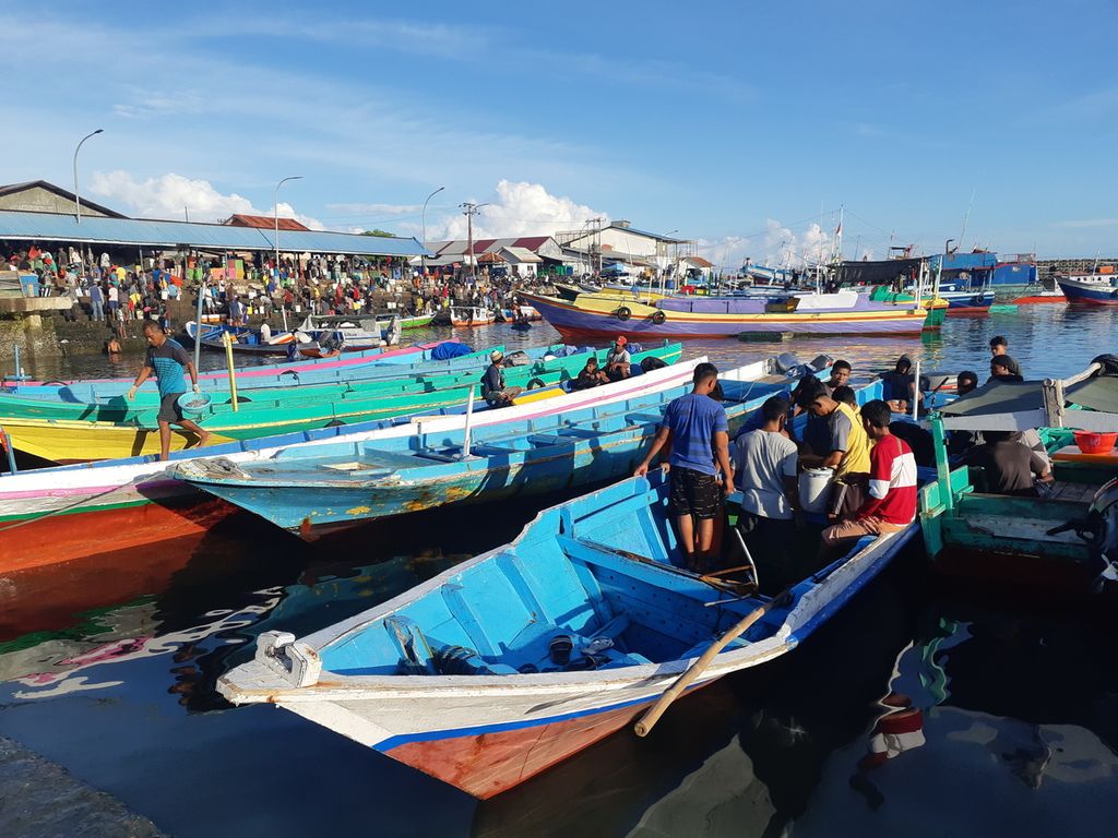 Perahu nelayan bersandar di Tempat Pendaratan Ikan (TPI) Oeba, Kota Kupang Nusa Tenggara Timur, pada Rabu (29/3/2023). Lebih kurang 200 perahu sandar setiap pagi.