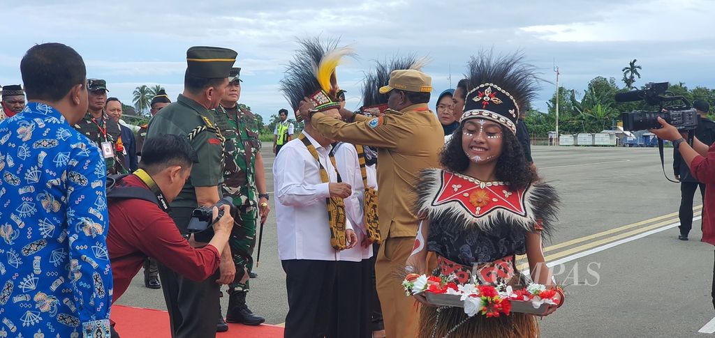 Upon arrival in Fakfak on Thursday (13/7/2023), Vice President Ma'ruf Amin was welcomed with dance, adorned with a noken, and given a traditional headband.