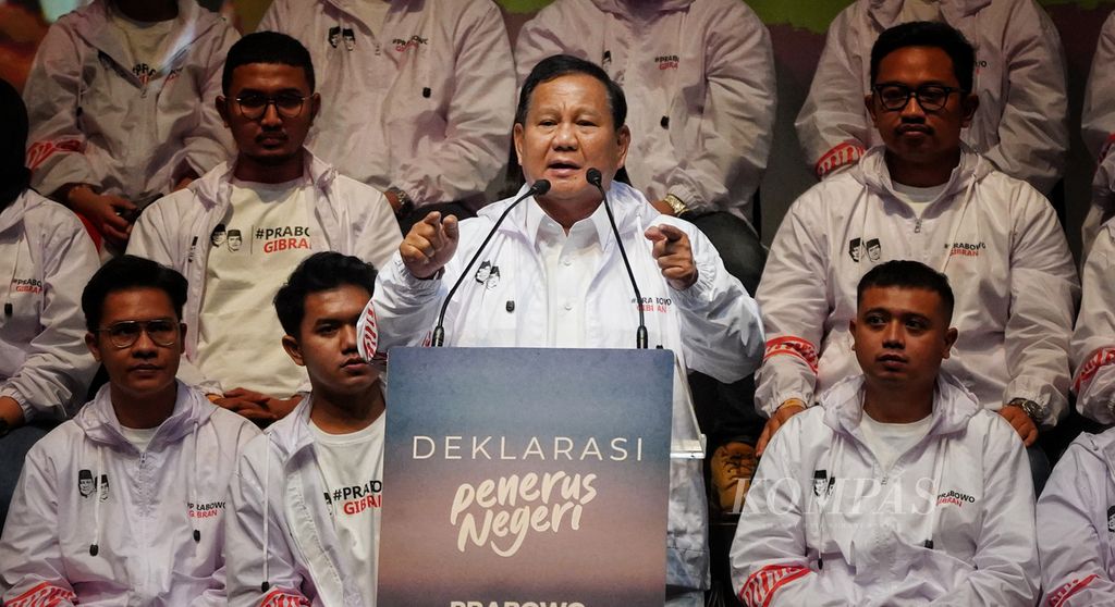 Bakal calon presiden Prabowo Subianto menyampaikan pidatonya saat menghadiri acara Relawan Penerus Negeri di Djakarta Theater, Jakarta, Sabtu (28/10/2023). 