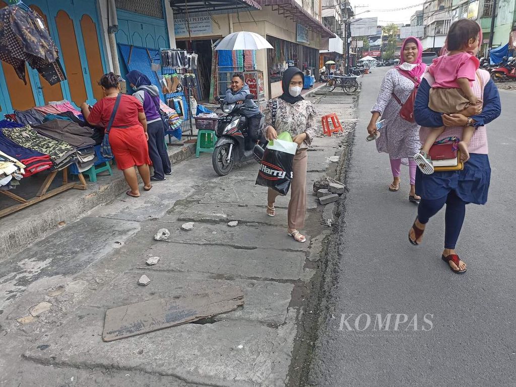 Warga beraktivitas di Pasar Petisah, Medan, Sumatera Utara, Selasa (14/6/2022). Dinas Kesehatan Sumut meminta warga tetap taat menggunakan masker dan menjaga jarak untuk mengantisipasi kenaikan kasus Covid-19. 