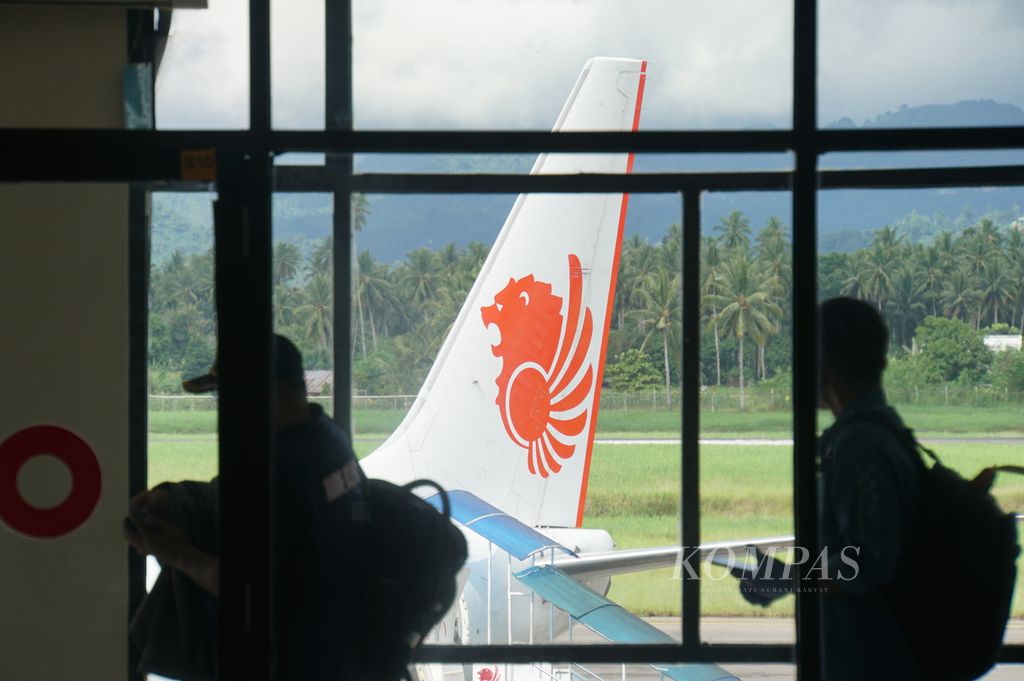 Calon penumpang berjalan menuju pesawat dari ruang tunggu Bandara Sam Ratulangi Manado, Sulawesi Utara, Rabu (10/6/2020), Jumlah penumpang pesawat di bandara tersebut turun drastis hingga 99 persen menjadi 1.485 orang pada Mei 2020 dibanding Mei 2019 akibat Covid-19.