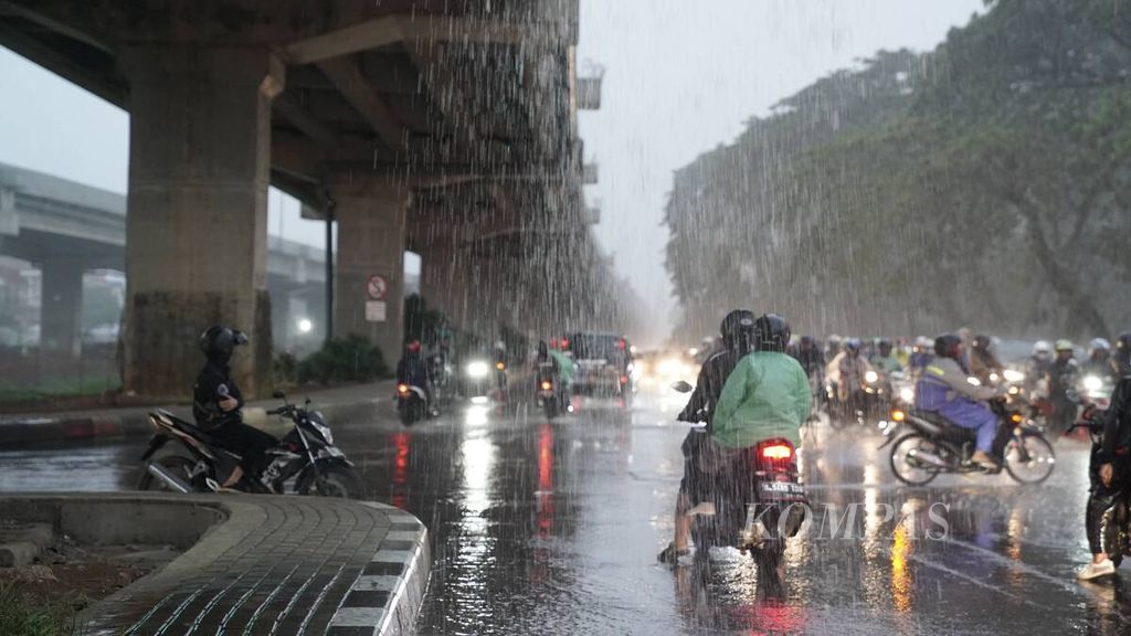 Hujan mengguyur di perempatan Pangkalan Jati, Kalimalang, Jakarta Timur, Senin (23/12/2019). 