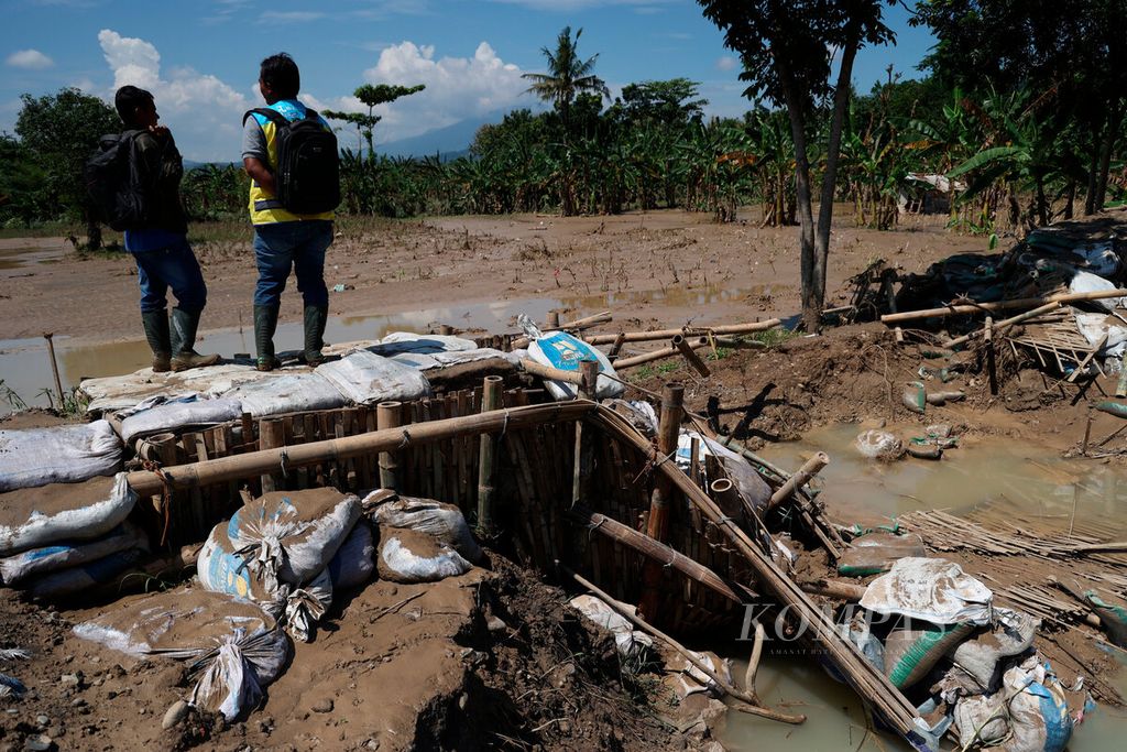 Tanggul darurat yang kembali jebol setelah diterjang banjir di Perumahan Indah Mas, Kecamatan Tembalang, Kota Semarang, Jawa Tengah, Minggu (19/2/2023). 