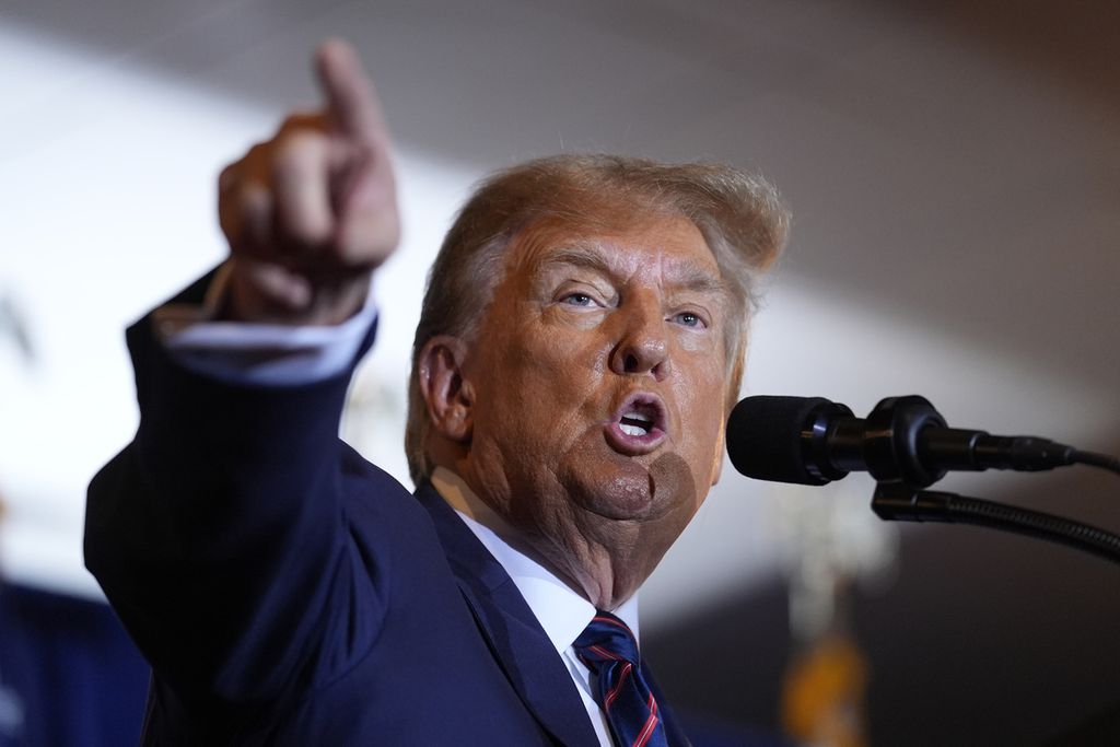 Kandidat calon presiden dari Partai Republik, Donald Trump, berbicara dalam pemilihan pendahuluan di Nashua, New Hamphsire, AS, Selasa (23/1/2024).
