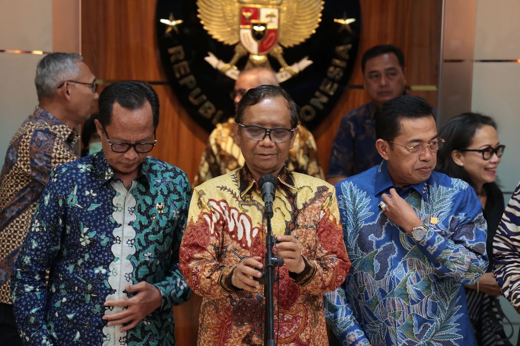 Ketua Komite Koordinasi Nasional Pencegahan dan Pemberantasan Tindak Pidana Pencucian Uang (TPPU) yang juga Menteri Koordinator Bidang Politik, Hukum, dan Keamanan (Menkopolhukam) Mahfud MD (tengah) memberikan keterangan pers seusai memimpin rapat pembahasan Rancangan Undang-Undang (RUU) Perampasan Aset di Kantor Kemenkopolhukam, Jakarta, Jumat (14/3/2023). 