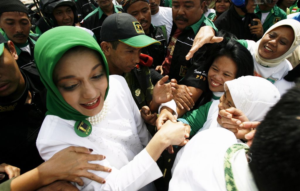 Ibu-ibu simpatisan Partai Persatuan Pembangunan berebut menyalami Marissa Haque yang juga salah satu calon anggota legislatif partai tersebut saat berkampanye di Lapangan Gasibu, Bandung, Jawa barat, Sabtu (28/3/2009). 