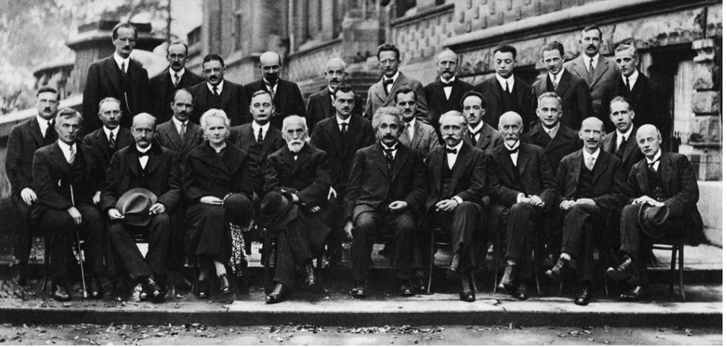 Foto dari situs www.solvay.com yang menunjukkan para ilmuwan peserta Konferensi Solvay Kelima pada tahun 1927 di Taman Leopold, Brussels. 