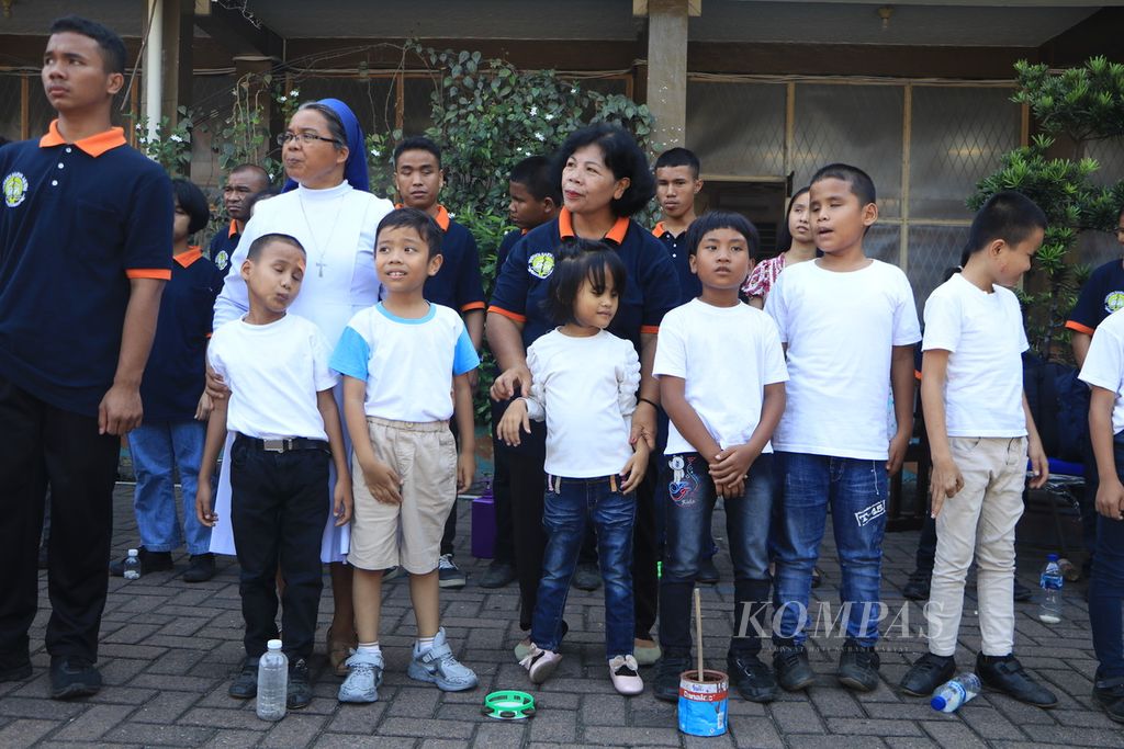 Anak-anak dari sekolah umum dan anak dengan disabilitas mengikuti kampanye "Kami Membunyikan Lonceng" di SD Antonius 1 dan 2, di Medan, Sumatera Utara, Sabtu (9/9/2023). 