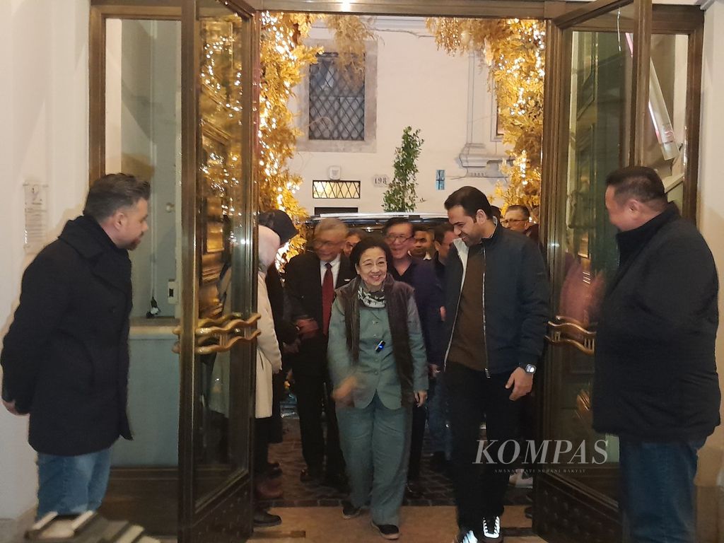 Presiden ke-5 RI Megawati Soekarnoputri tiba di Hotel de Russie di Kota Roma, Italia, Sabtu (16/12/2023) pukul 19.00 waktu setempat. Ketua Umum PDI-P itu berada di Roma untuk menghadiri rapat dewan juri Zayed Award for Human Faternity bersama dengan lima tokoh lainnya. 