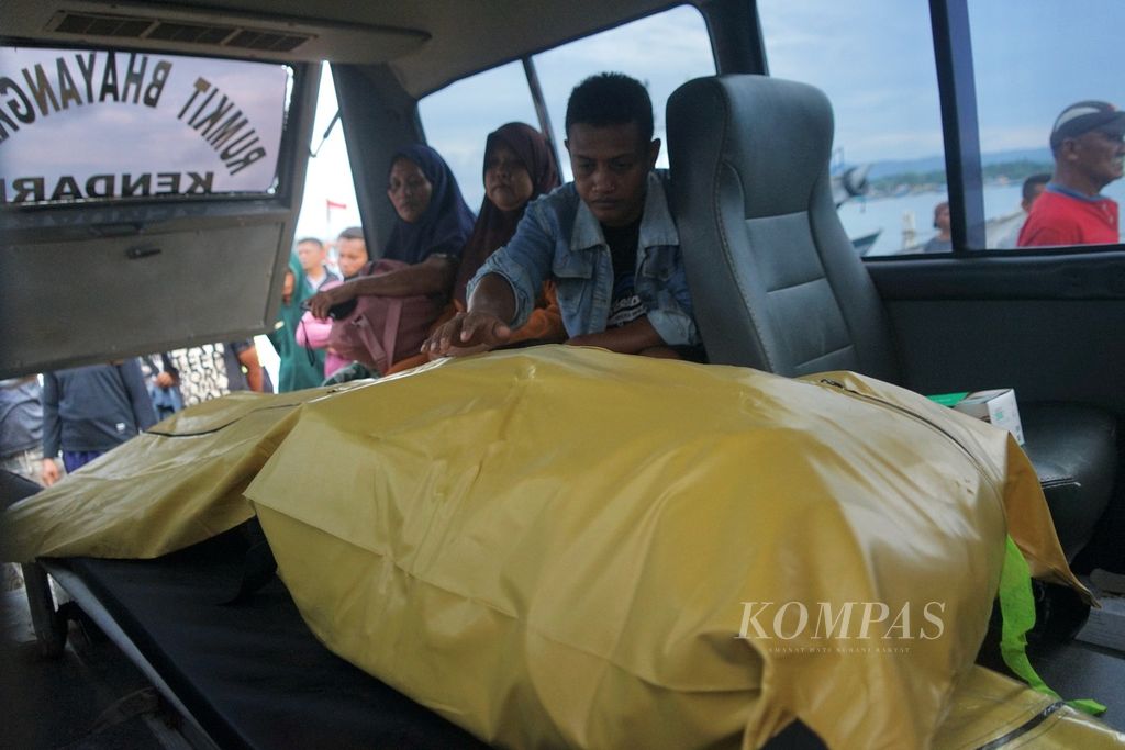 Keluarga mengantar jenazah Maco (39), yang tewas setelah ditembak aparat, ke Kendari, Sulawesi Tenggara, untuk diotopsi, Jumat (24/11/2023). Ia bersama tiga rekannya, nelayan asal Laonti, Konawe Selatan, ditembak personel Polairud Polda Sultra saat melaut. 